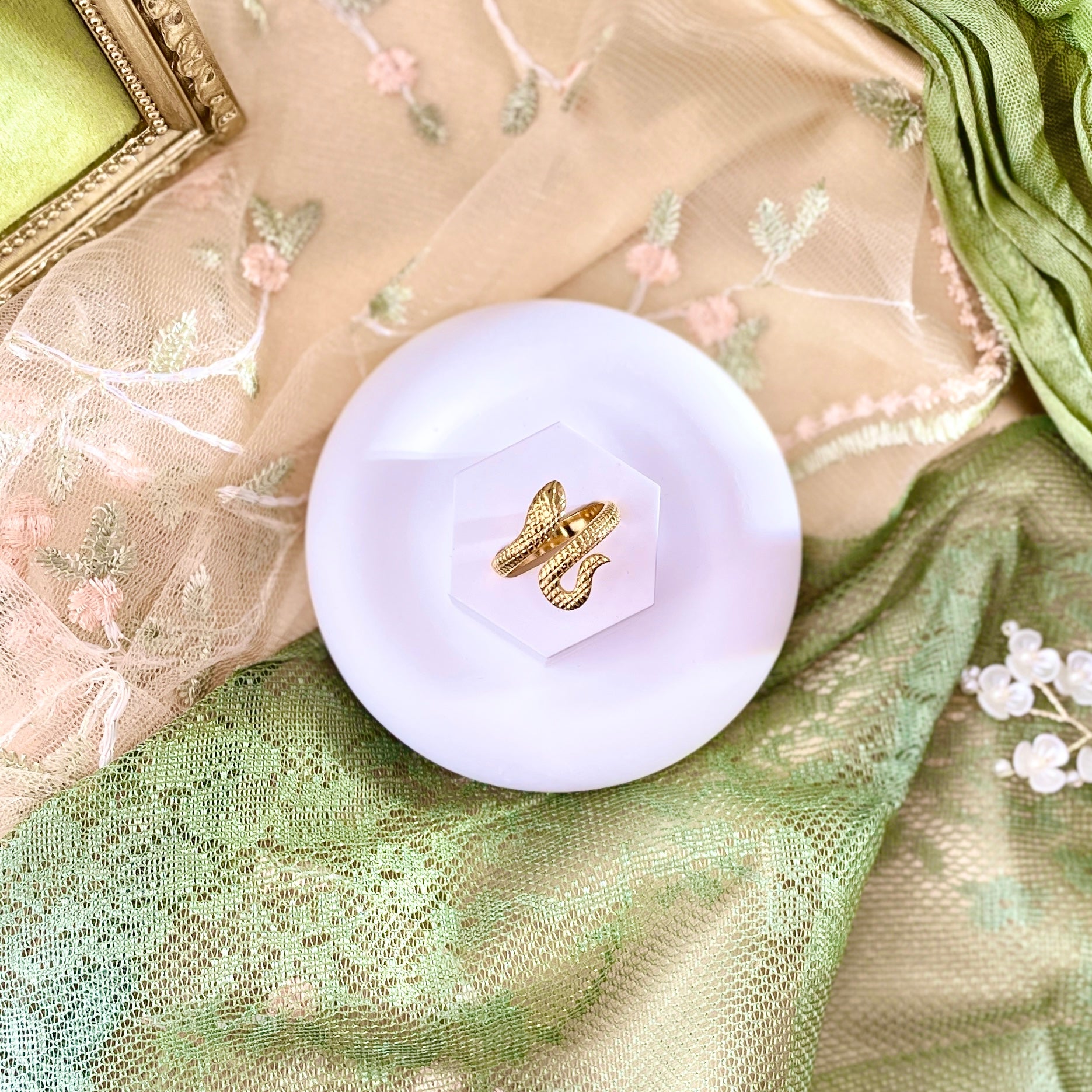 SERPENT 18K Coil Ring